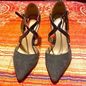 Nine West size 8 Gray suede pumps Never worn.